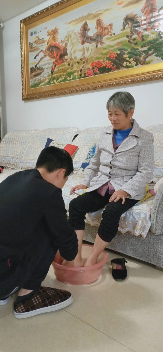 C:\Users\Administrator\Desktop\活动材料\九年级行动话感恩\94汤子恒.jpg