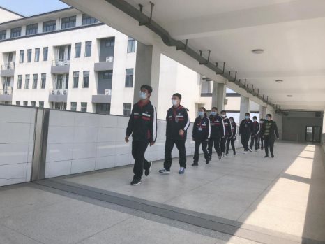 学生有序排队上厕所