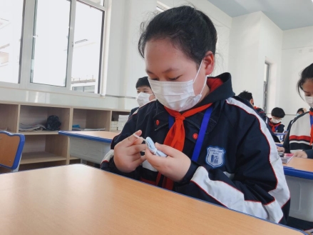 学生规范摘取口罩