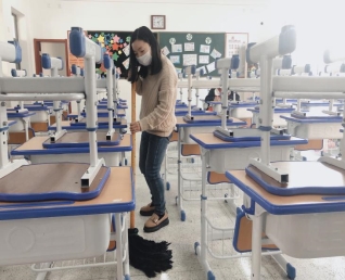联防联控小组打扫卫生（2）
