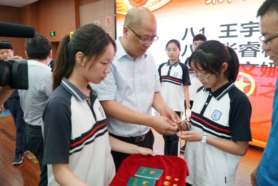 C:\Users\Lenovo\Desktop\2019-06-28青春仪式照片\DSC00235.JPG