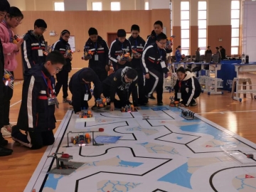 学校体育馆举行机器人大赛